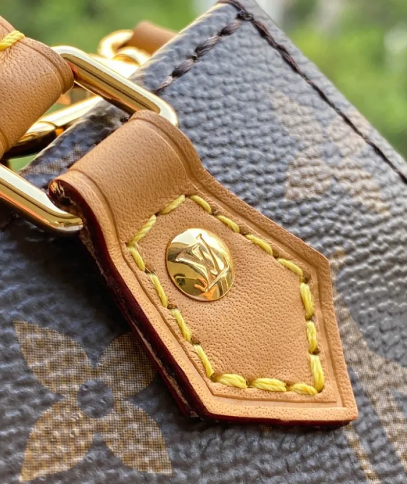Louis Vuitton Size: 14.0 x 17.0 x 5.0 cm