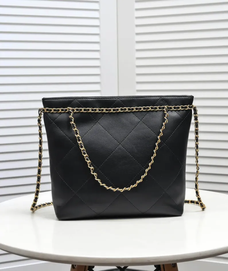 Chanel size: 22x16cm