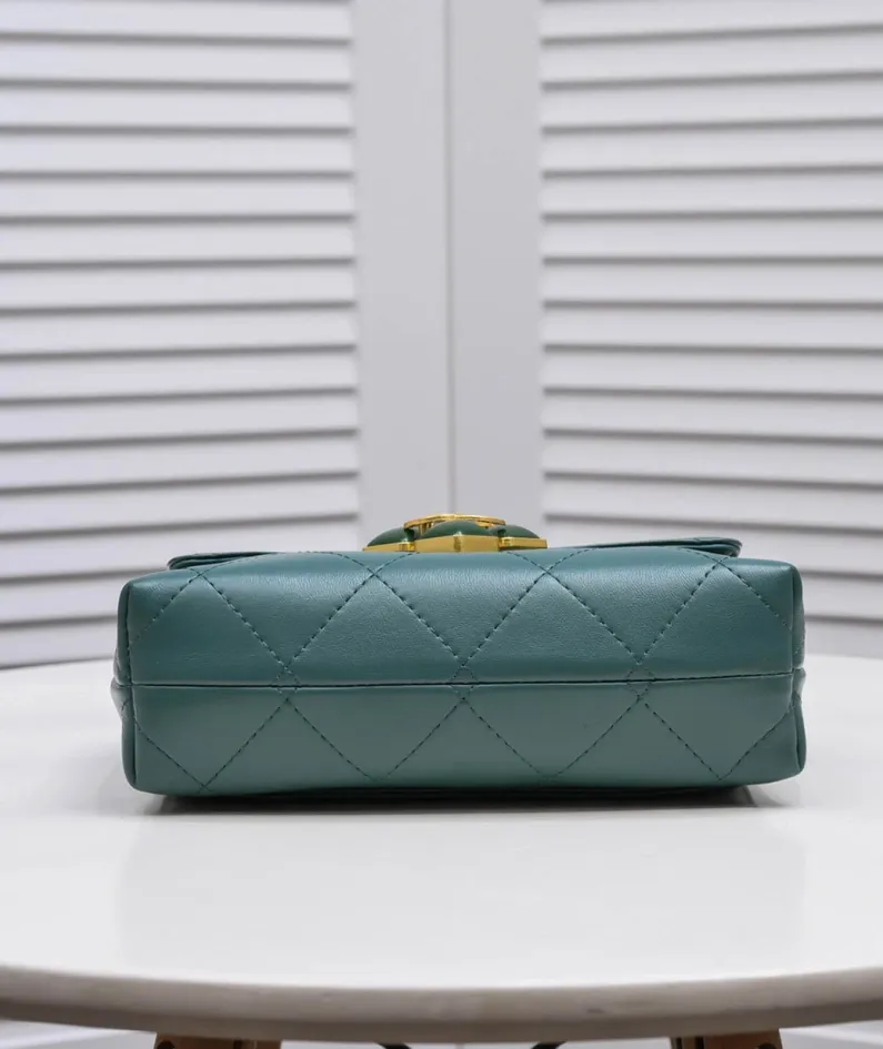 CHANEL retro bag size: 22*7.5*14cm