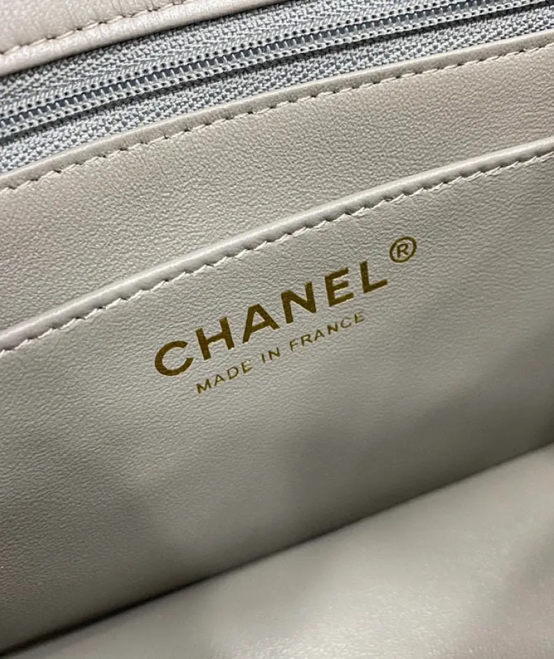 classic flap lambskin light gold buckle classic flap size:17cm