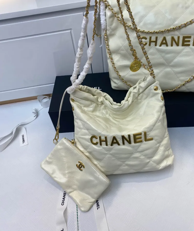 Chanel Underarm Bag Model: 8828 Size: 30*27*7 40*33*8
