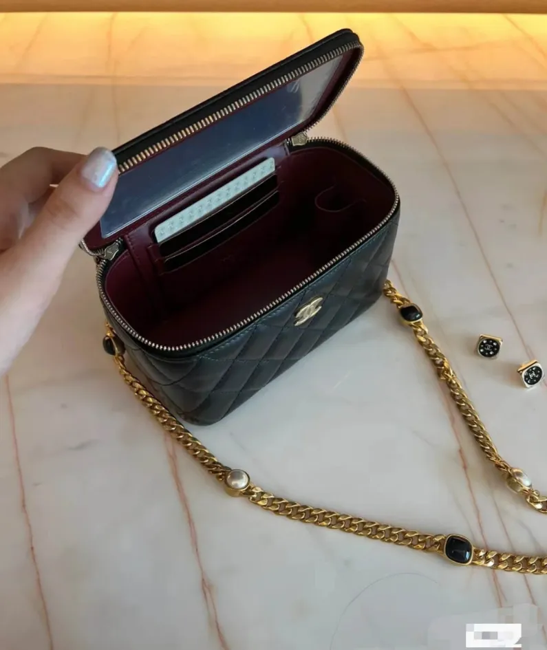 Chanel size: 11*8.5*7cm