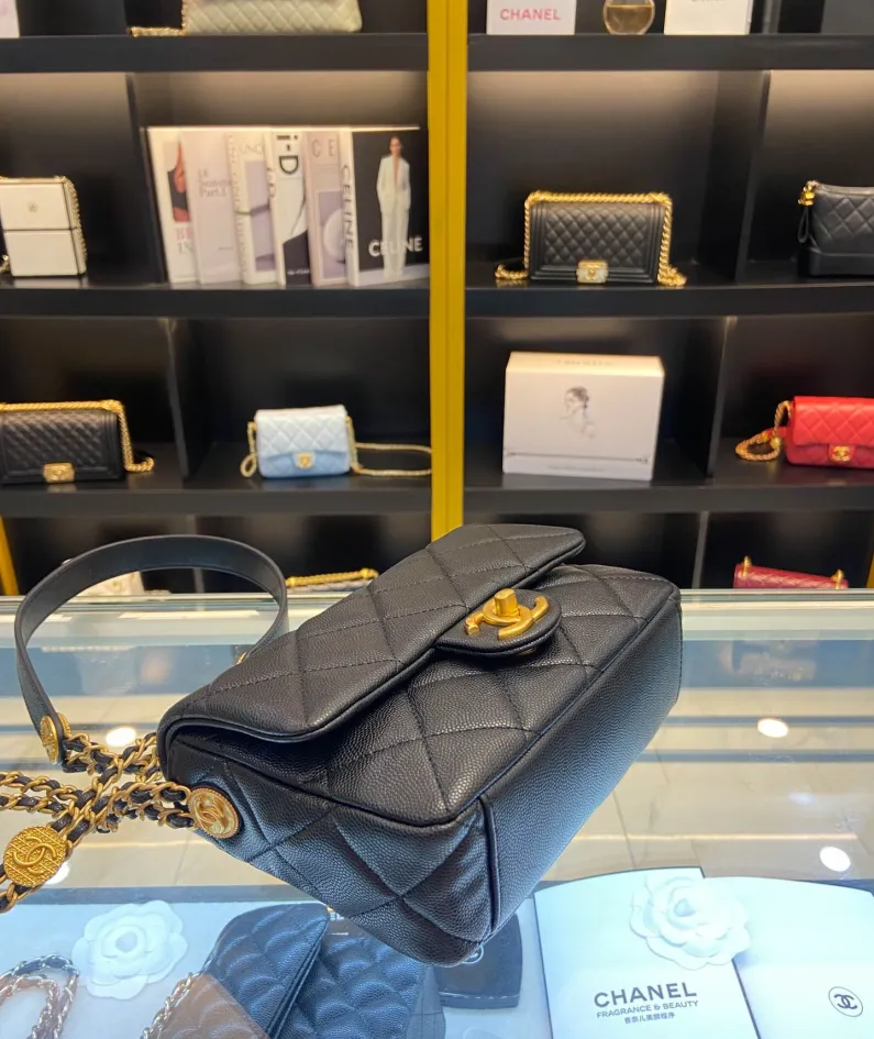 Chanel size: 21x14x6.5cm