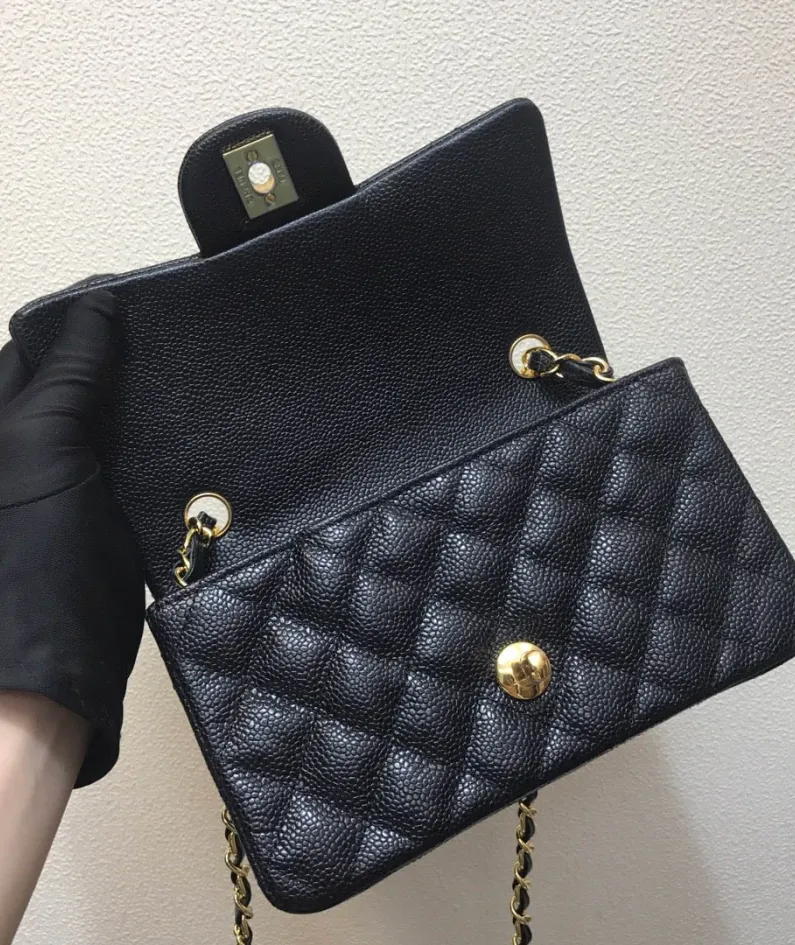 Chanel size: 20cm
