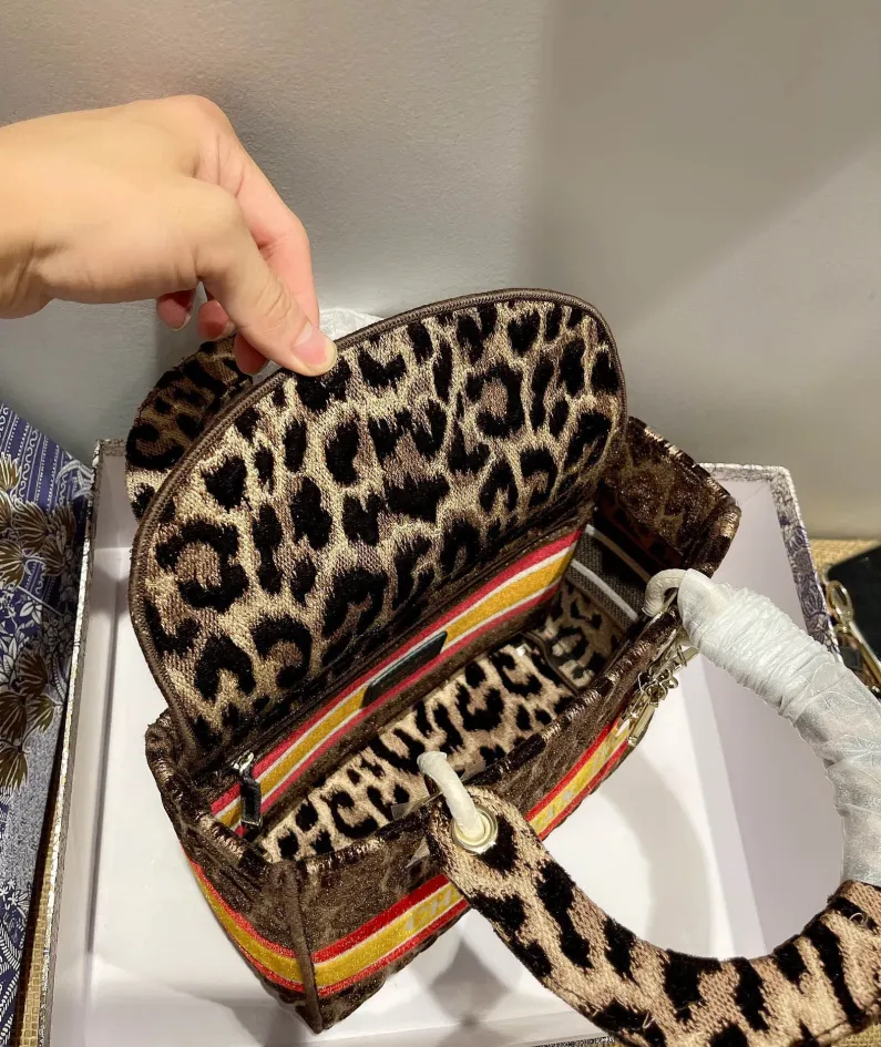 Lady D-Lite 5-panel embroidery Size: 24 x 20 x 11 cm