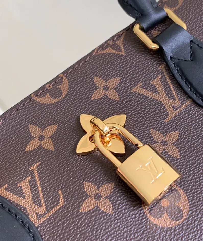 Louis Vuitton Size: 34.0 x 24.0 x 13.0 cm
