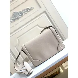 Louis Vuitton Size 28.3 x 18.3 x 4.3 cm