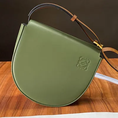 Calfskin bag Size: 19.5*8.5*16.5cm