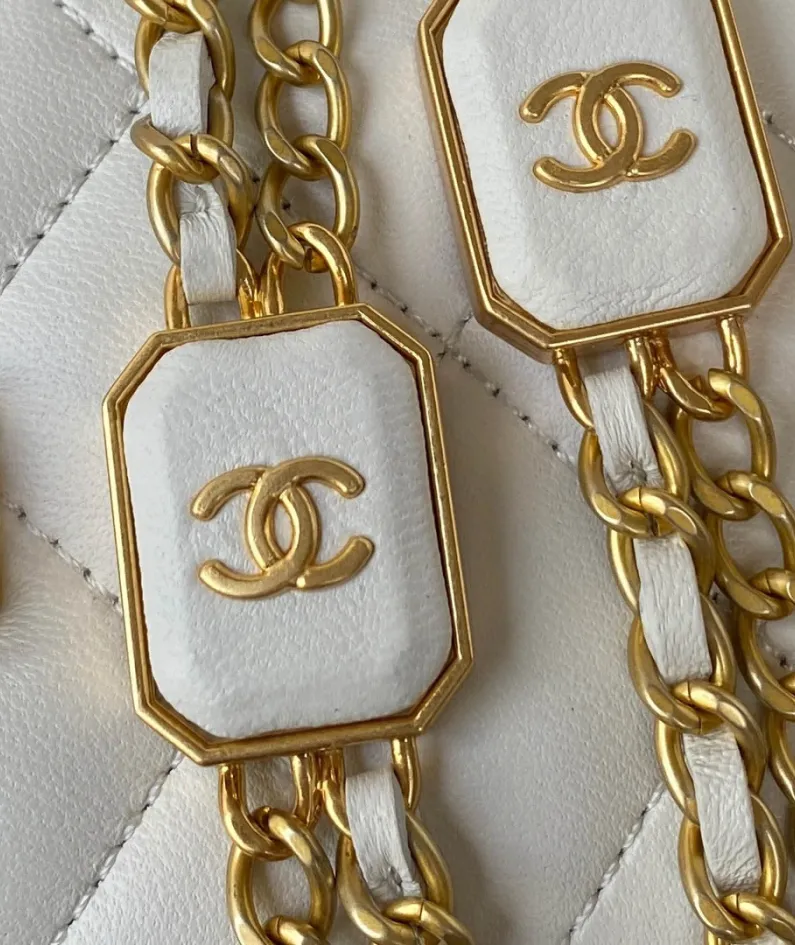 Chanel size: 11*8.5*7cm