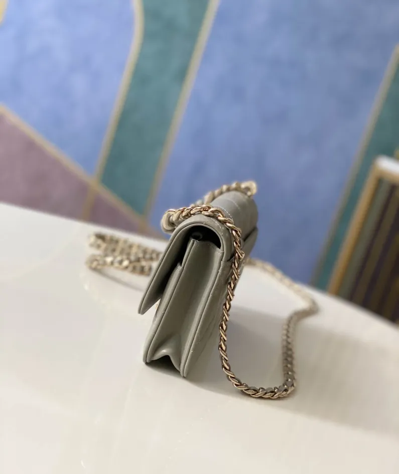 Lambskin Buckle with Light Gold Chain Size: 19cm Style Number: 81171