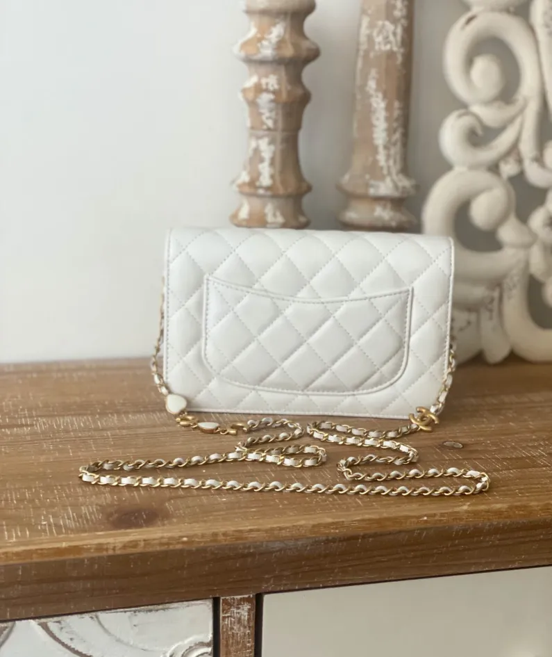 Chanel Size: 19cm Style: 81225 White