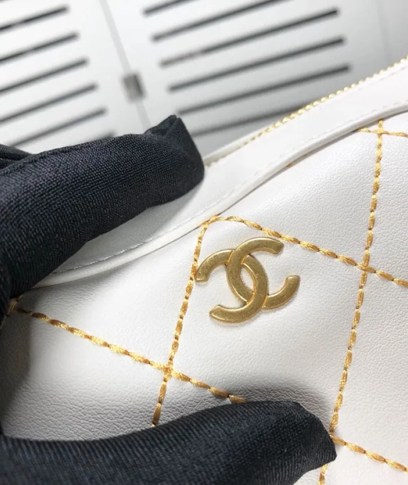 CHANEL round chain bag