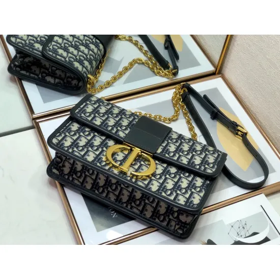 30 Montaigne Chain Crossbody Bag Size: 25.5cm
