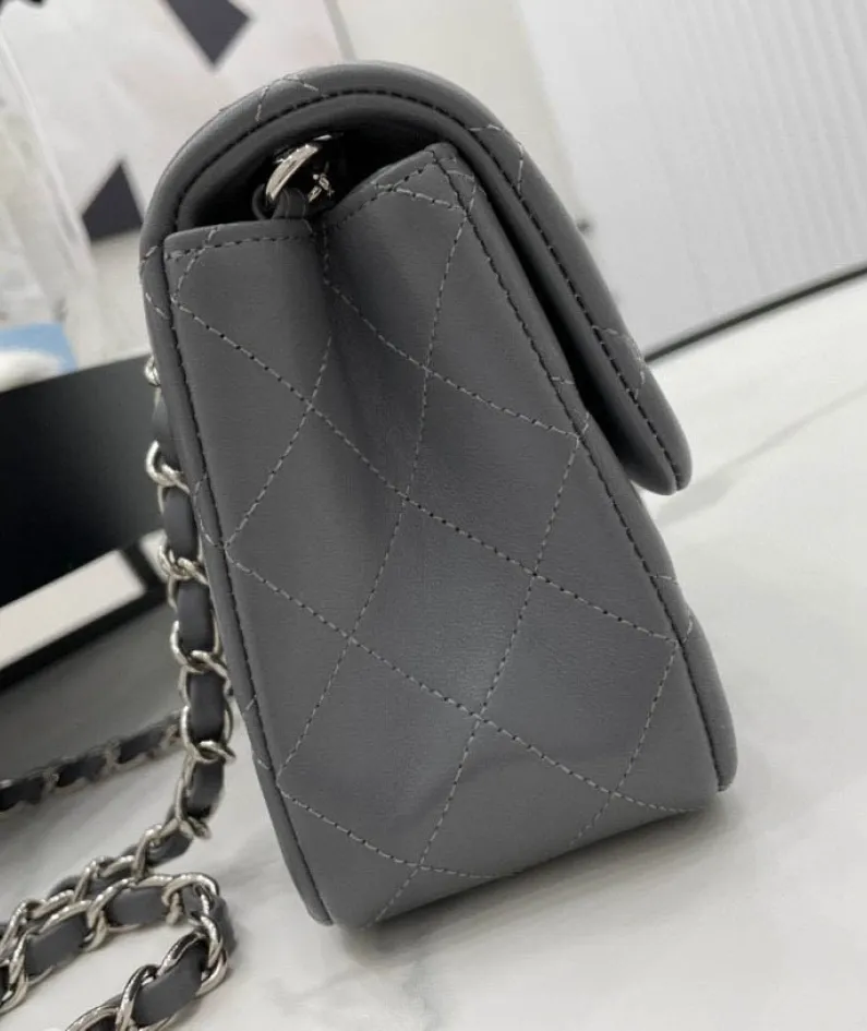 classic flap lambskin light gold buckle classic flap size:17cm