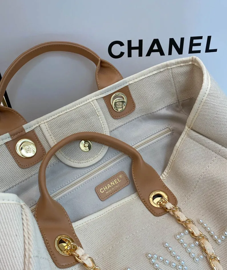 Chanel Model: AS66941 Size: 39cm