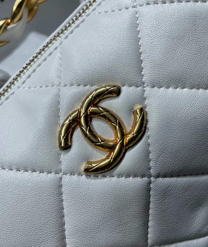Chanel shoulder bag size: 22*10*15