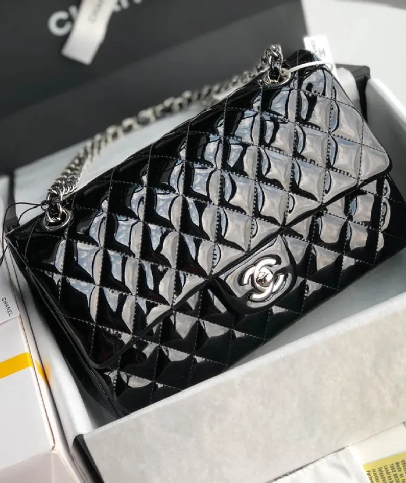 Chanel patent leather pouch size:25.5cm Ident No.: 1112