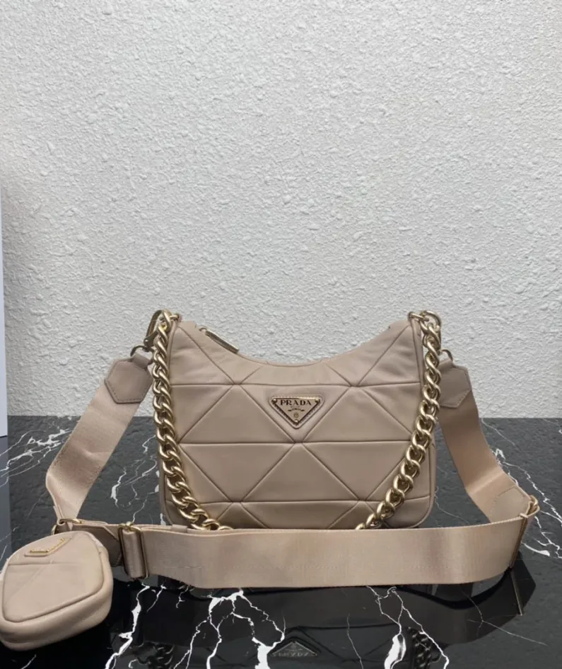 Prada Women's Bag Size: 24x17cm 1BC151