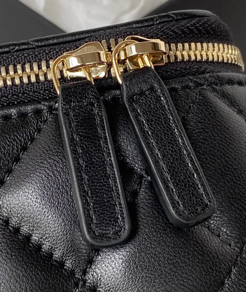 Exquisite and chic chain Size: 8.5*11*7cm