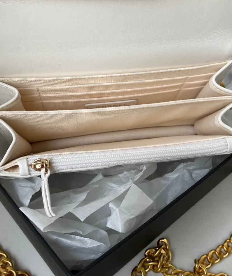 Lambskin Size: 11x15.5x4.5cm