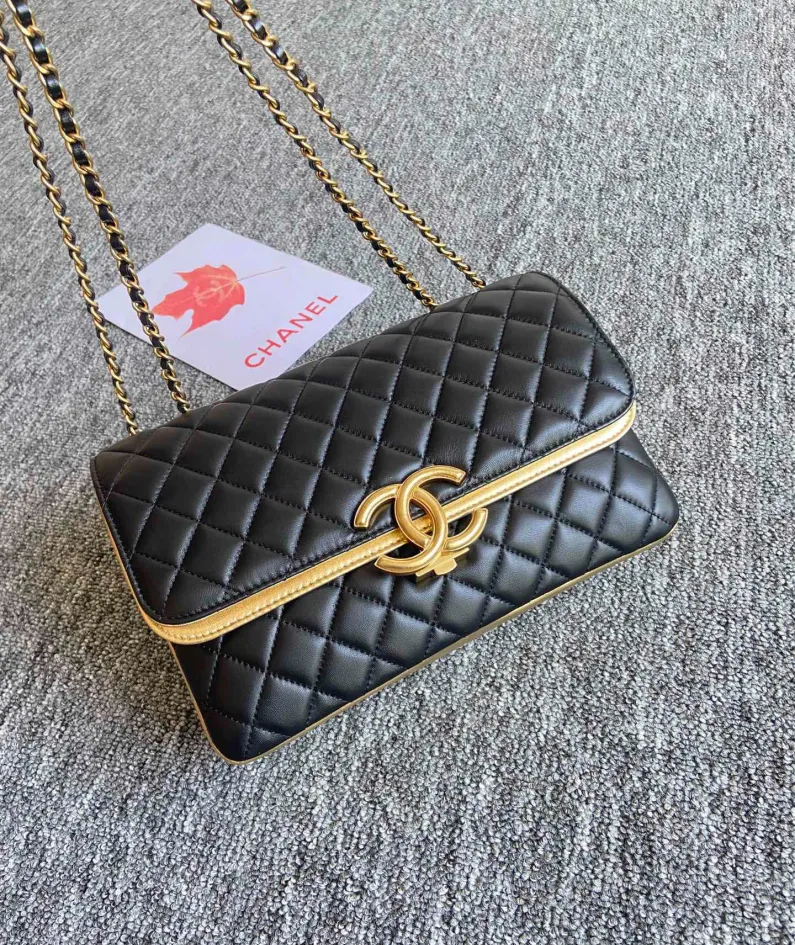 CHANEL: Model: 57276 Size: 26cm