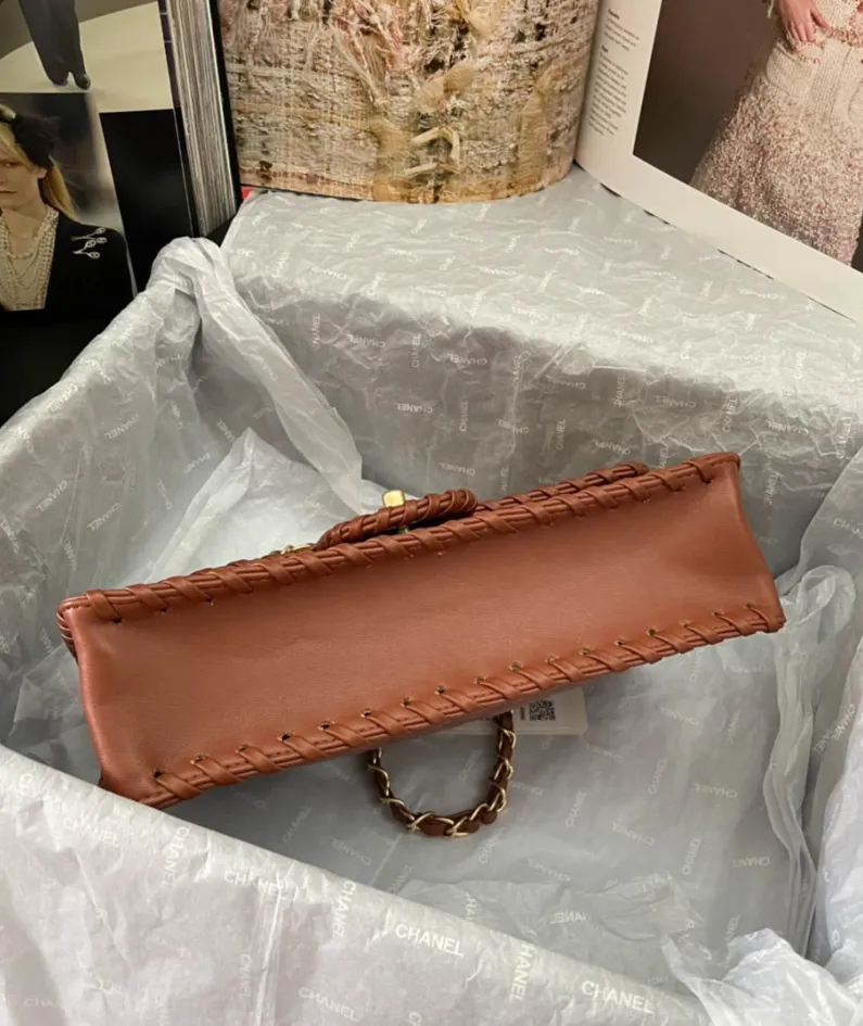 Lambskin Lock Bag Size: 26X17X6cm Style Number: AS2163