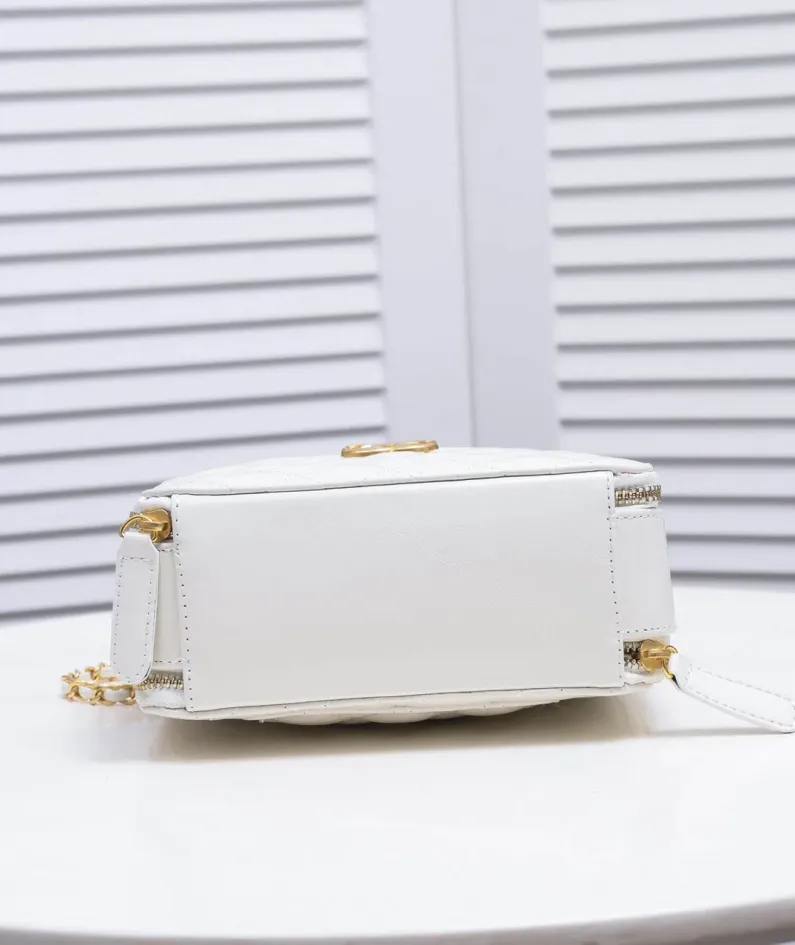 Chanel Size: Large 13.5*18.5x7.5cm Style Number: 9055
