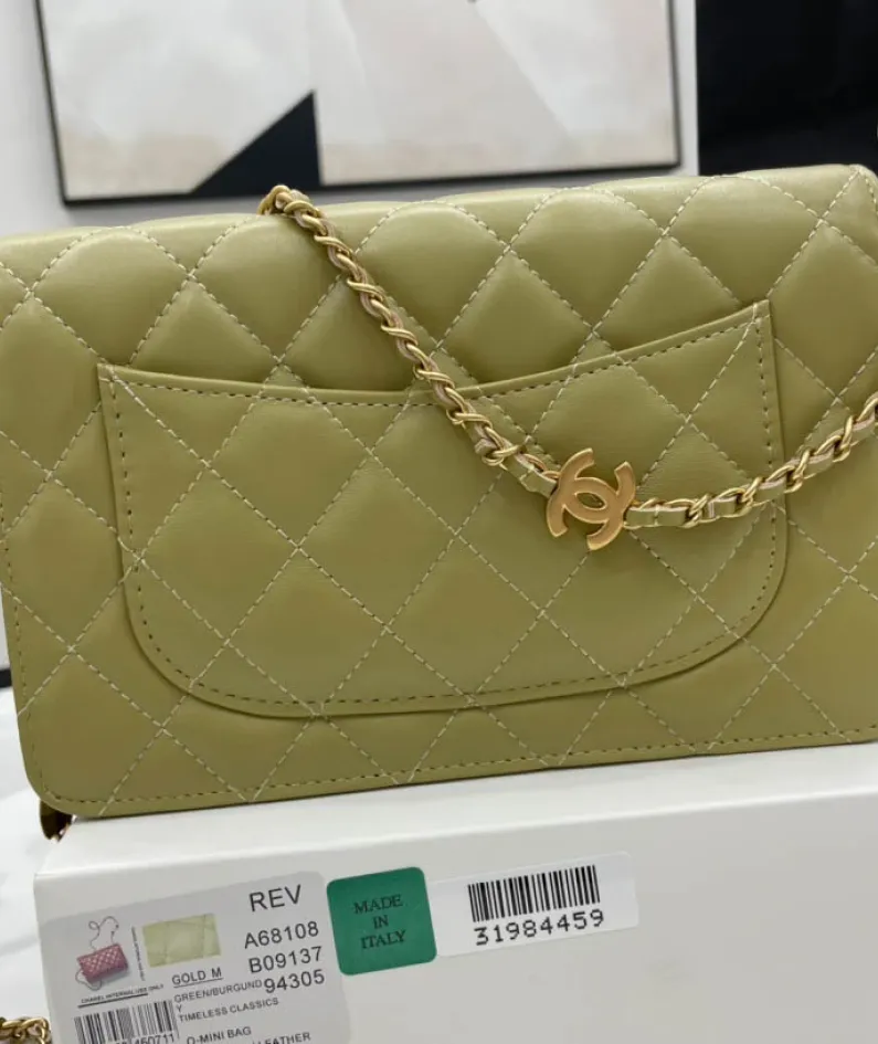 chanel Size: 12.3*19.2*3.5cm Model: A68108