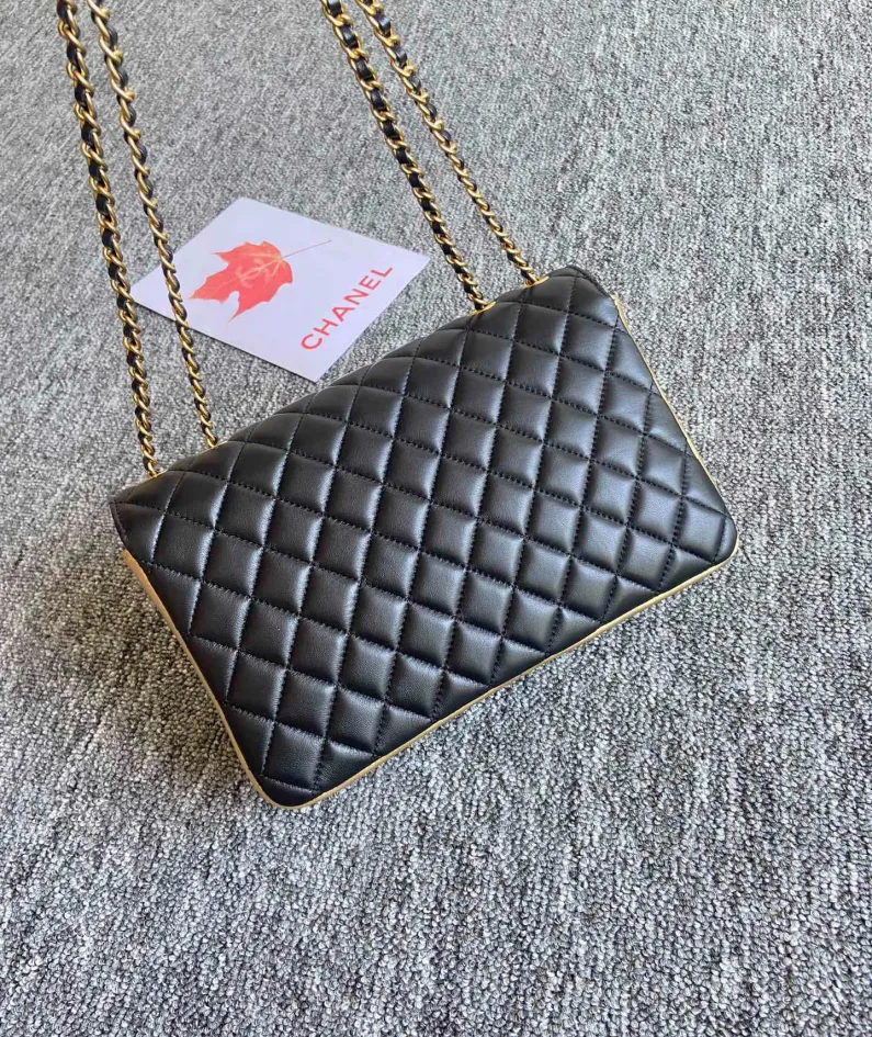 CHANEL: Model: 57276 Size: 26cm