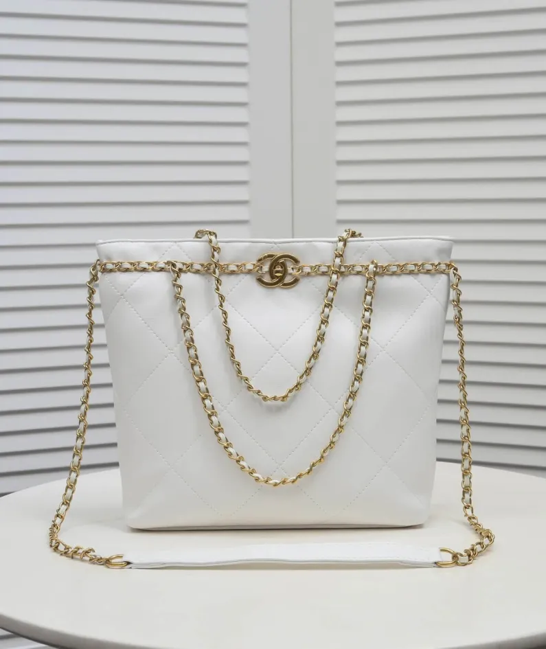 Chanel size: 31x24cm