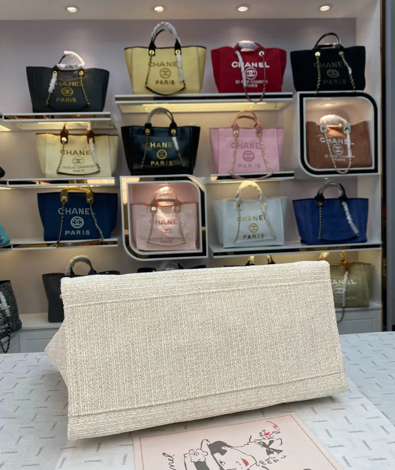 Chanel One Shoulder Handbag Size: 38*30*20 Style: 8820