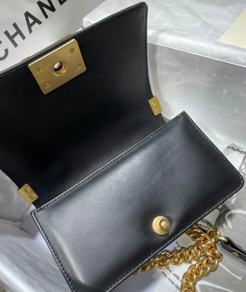 CHANEL wrist bag size: 20