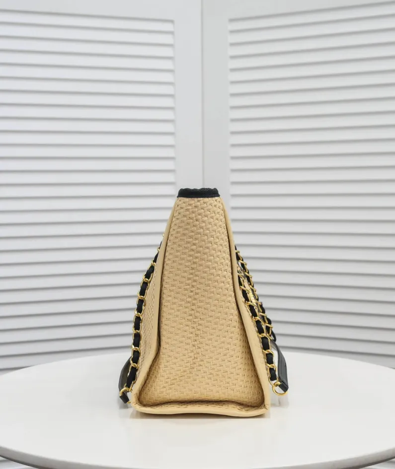 Chanel Size: 33*28*18cm Model Number: 67001