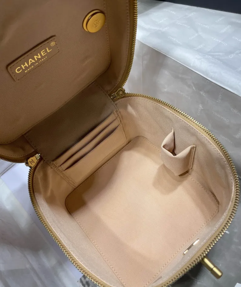 CHANEL Portable ️Crossbody Model: 2020SS ️Size: 16.5*16.5*15