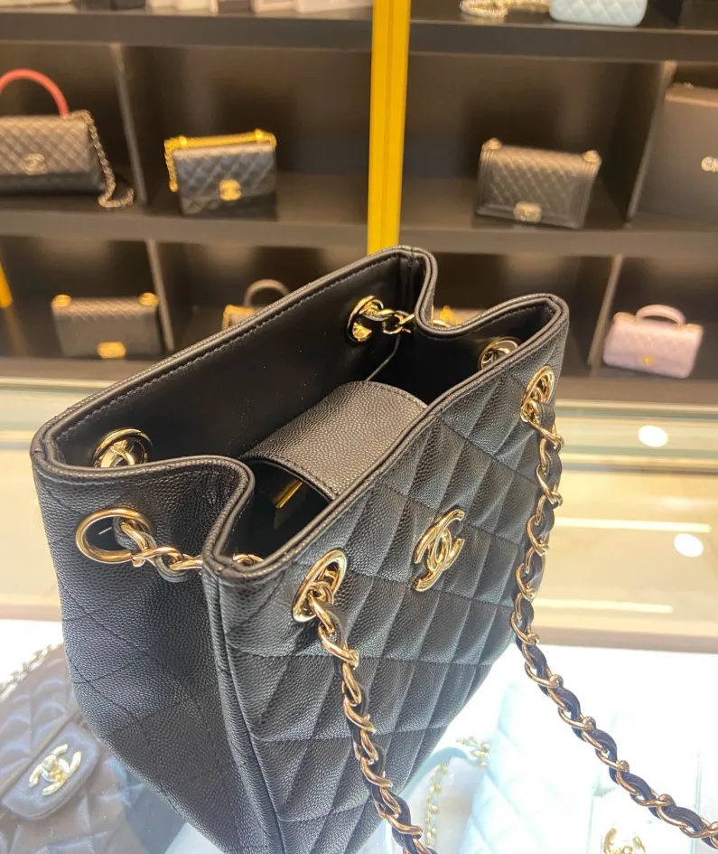 CHANEL One Shoulder Model Number: AS3176 Size: 16X15X9cm