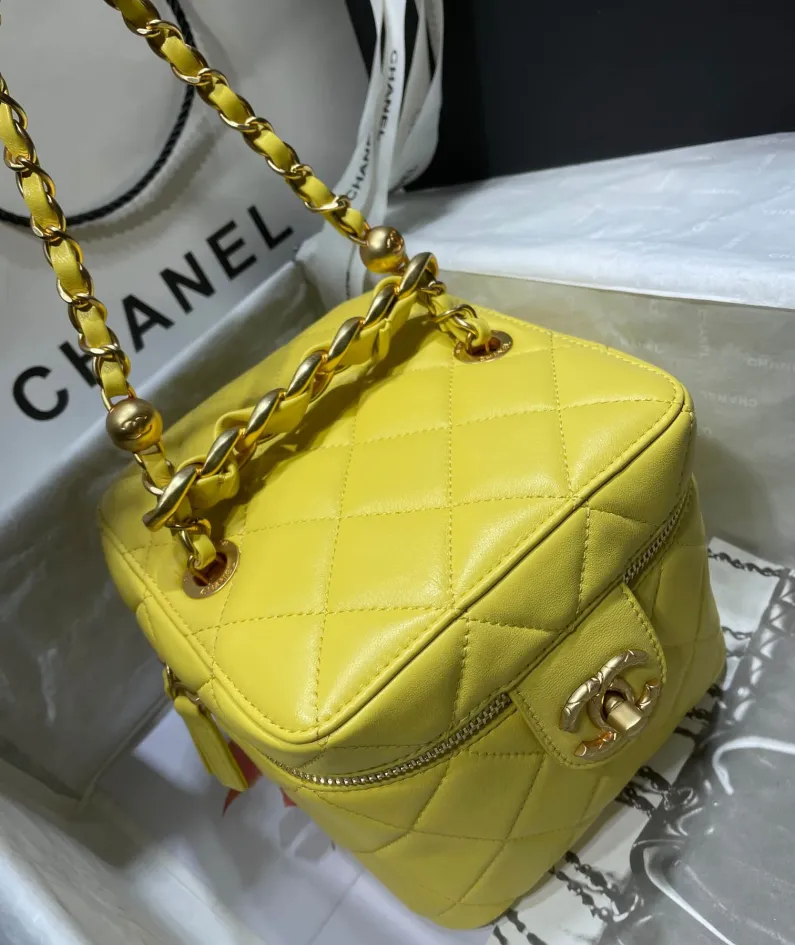 CHANEL Portable ️Crossbody Model: 2020SS ️Size: 16.5*16.5*15