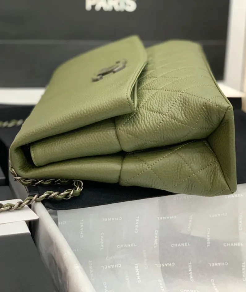 CHANEL shoulder bag Model 8095# Size: 32X7.5X19CM