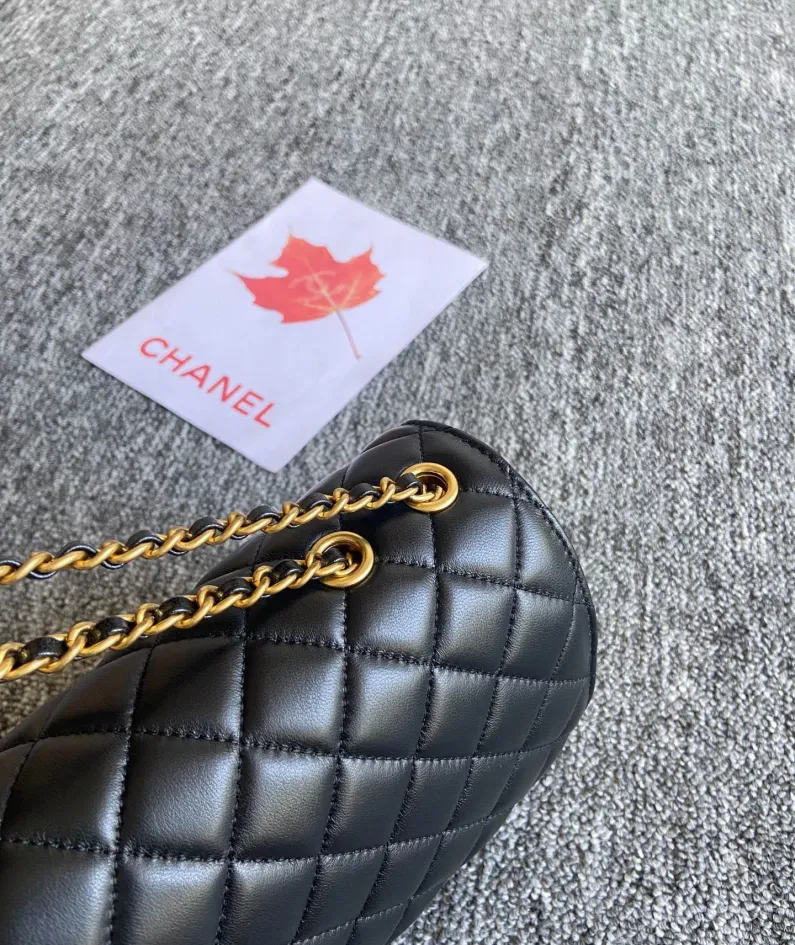 CHANEL: Model: 57276 Size: 26cm