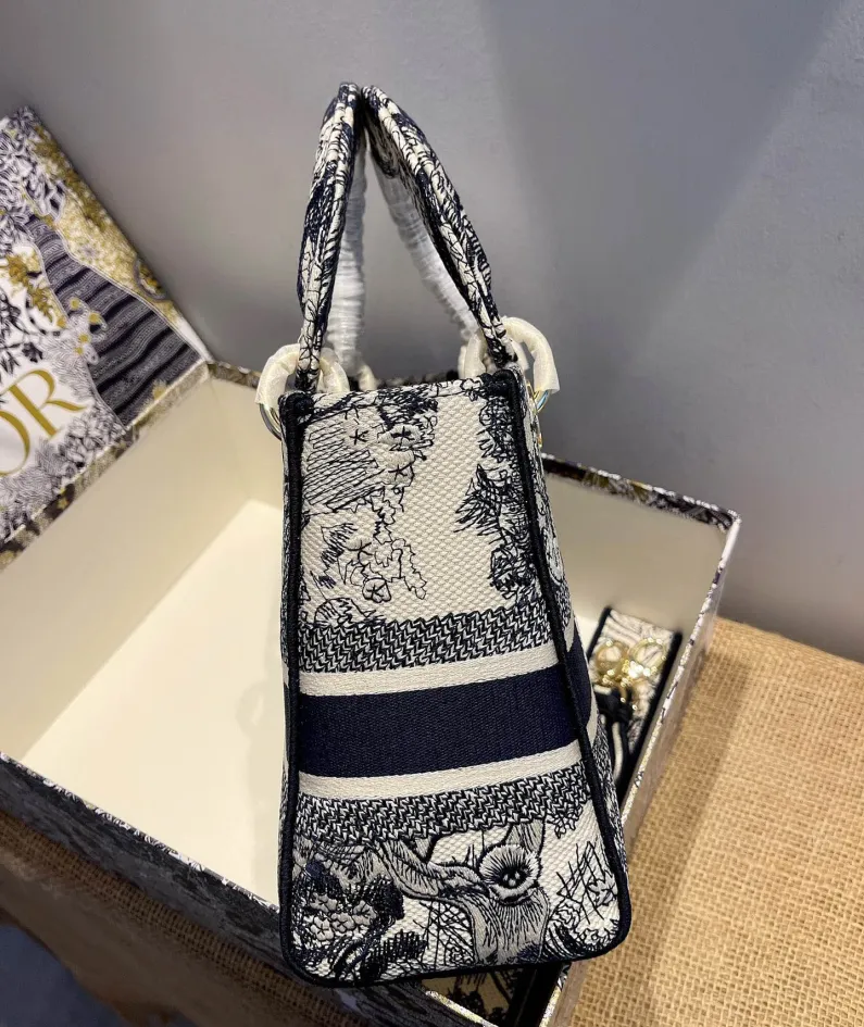 Lady D-Lite 5-panel embroidery Size: 24 x 20 x 11 cm