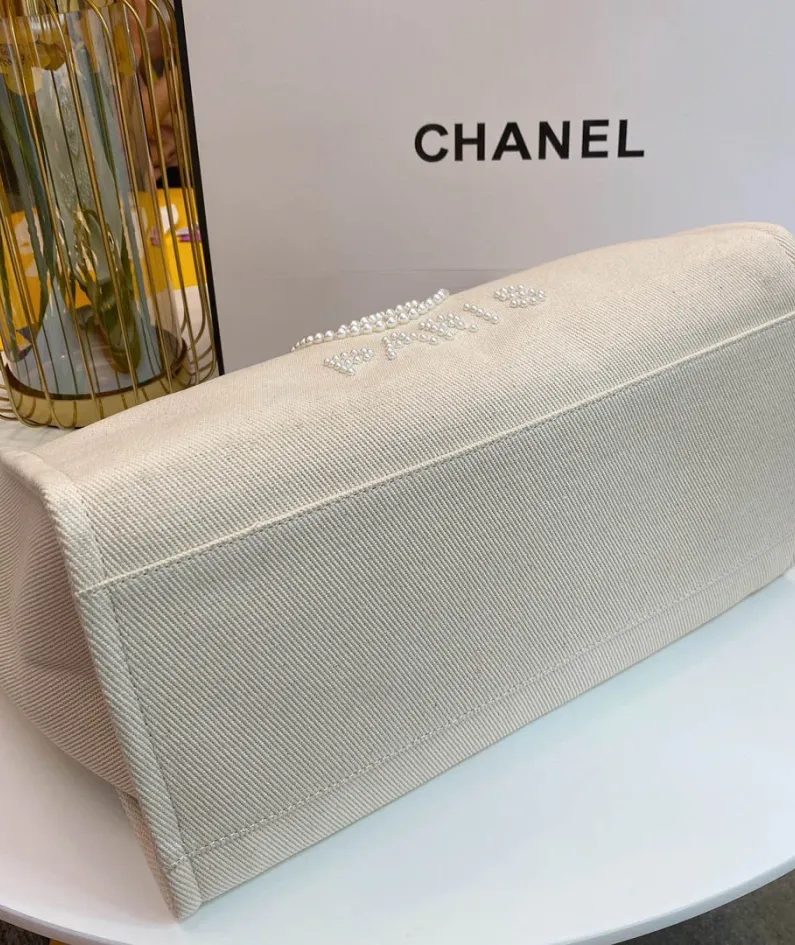 Chanel Model: AS66941 Size: 39cm
