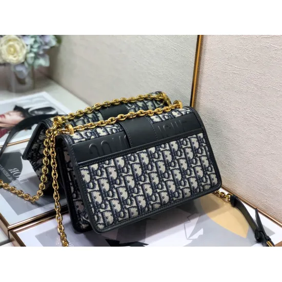 30 Montaigne Chain Crossbody Bag Size: 25.5cm