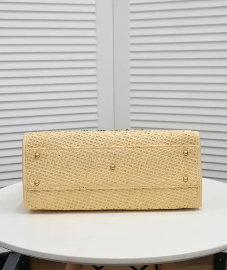 Chanel Size: 33*28*18cm Model Number: 67001