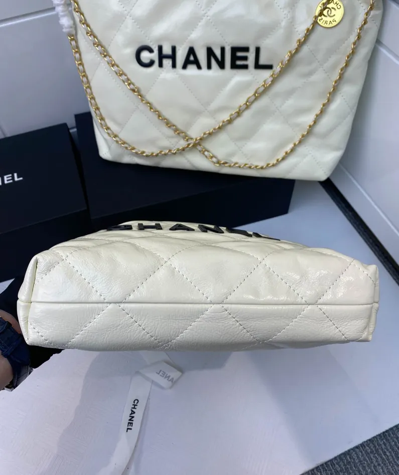 Chanel Underarm Bag Model: 8828 Size: 30*27*7 40*33*8