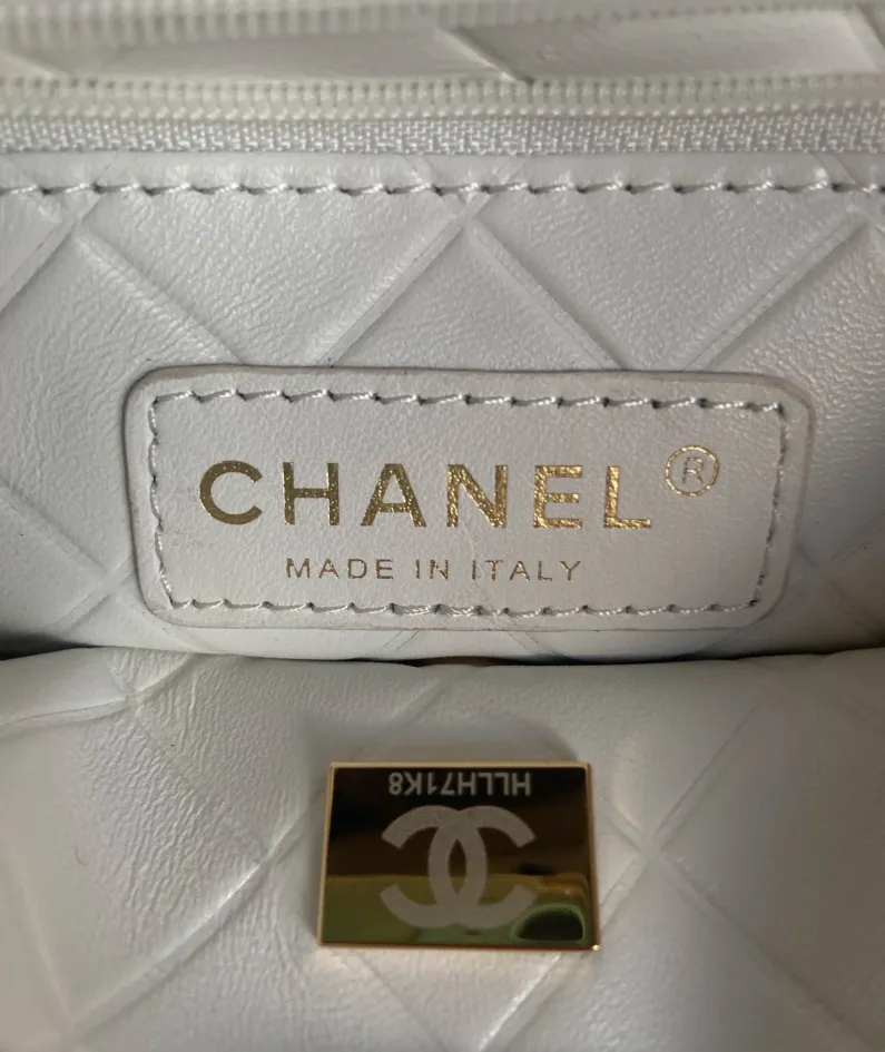 Chanel Vintage Hardware Model: AS2715 Size: 23cm