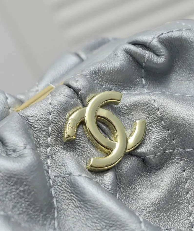 Chanel size: 22x16cm