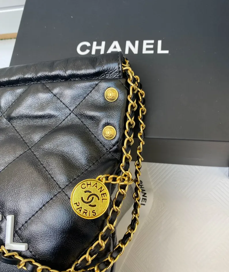 Chanel Underarm Bag Model: 8828 Size: 30*27*7 40*33*8