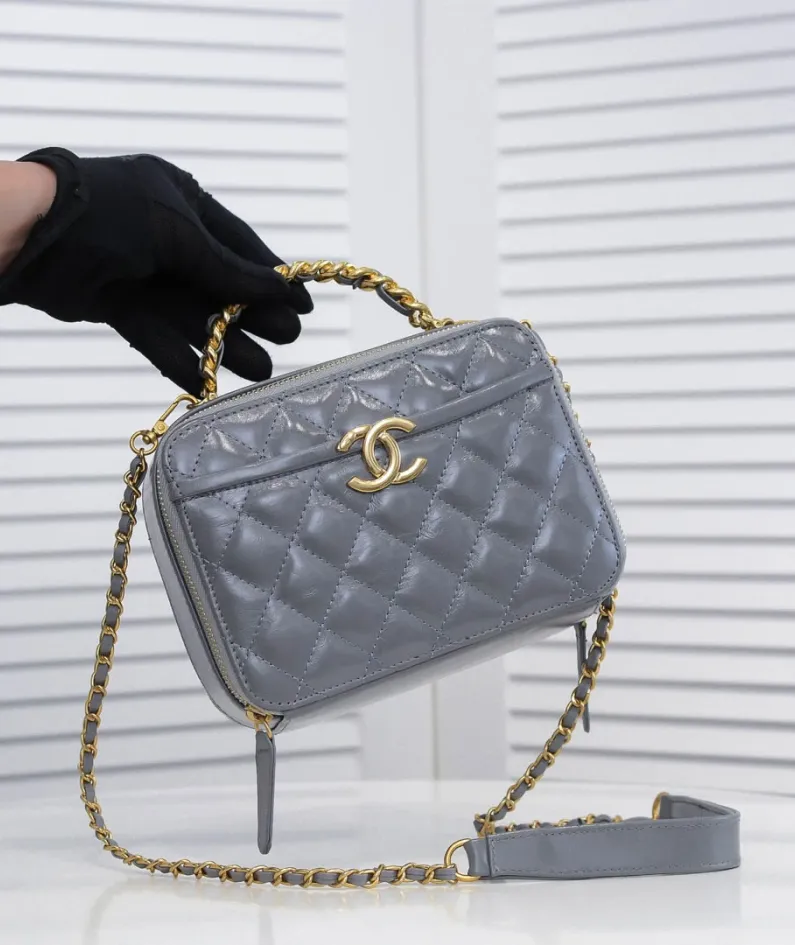 Chanel Size: Large 13.5*18.5x7.5cm Style Number: 9055