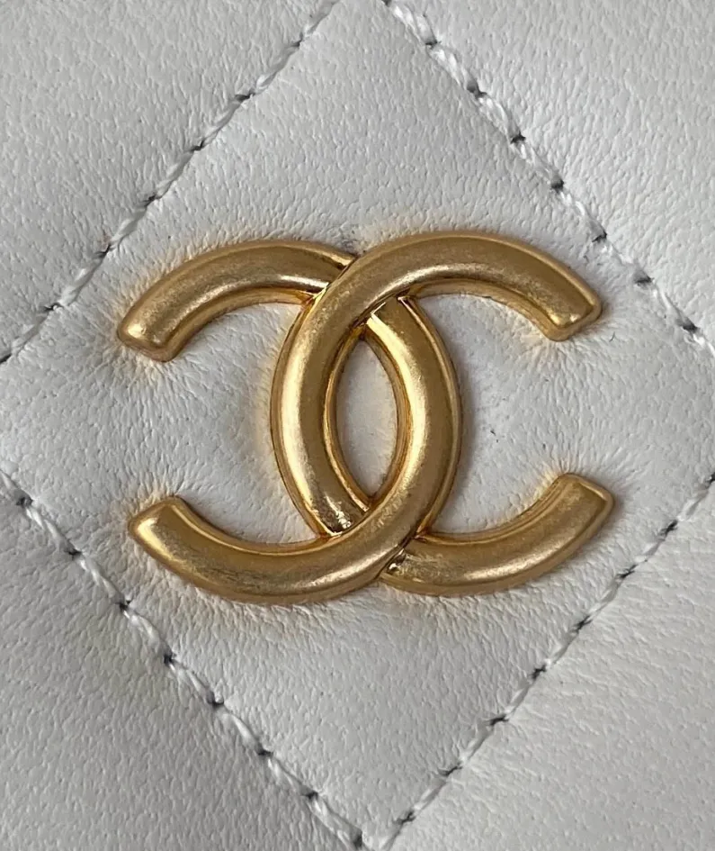 Chanel size: 11*8.5*7cm