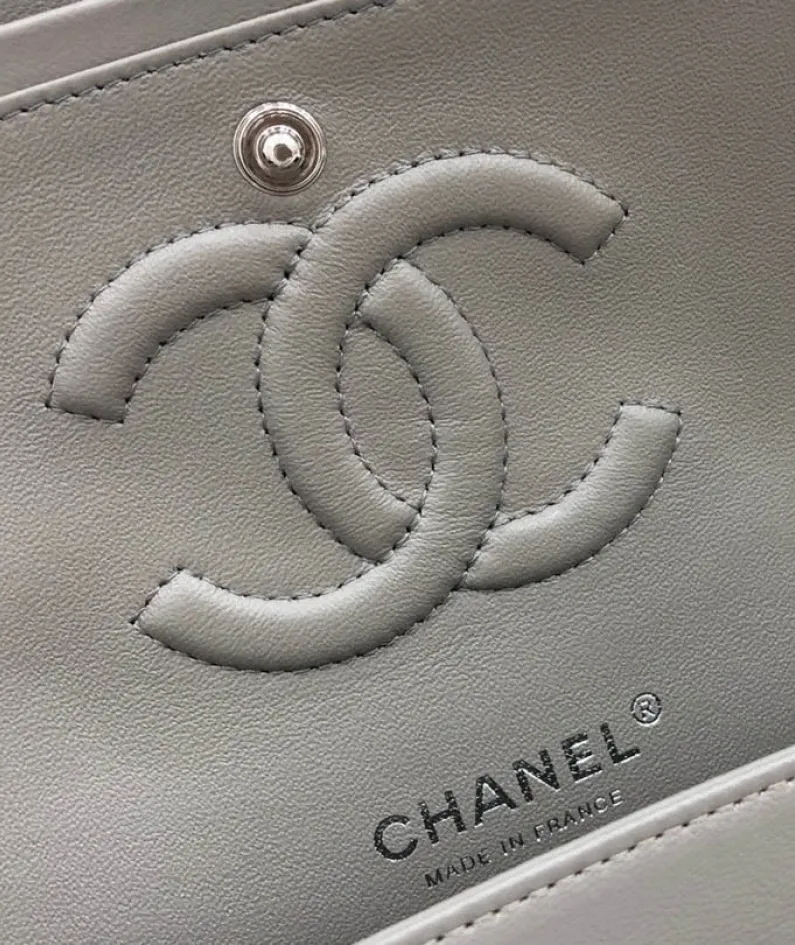 classic flap lambskin light gold buckle classic flap size:25cm