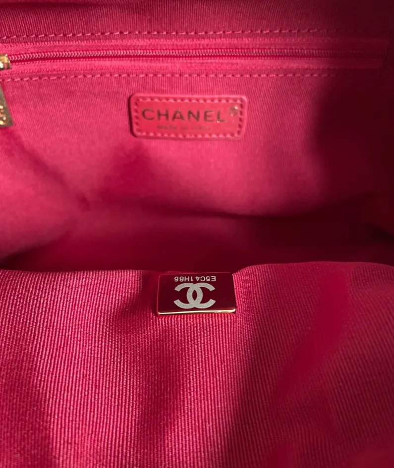CHANEL Size: 22*10*15